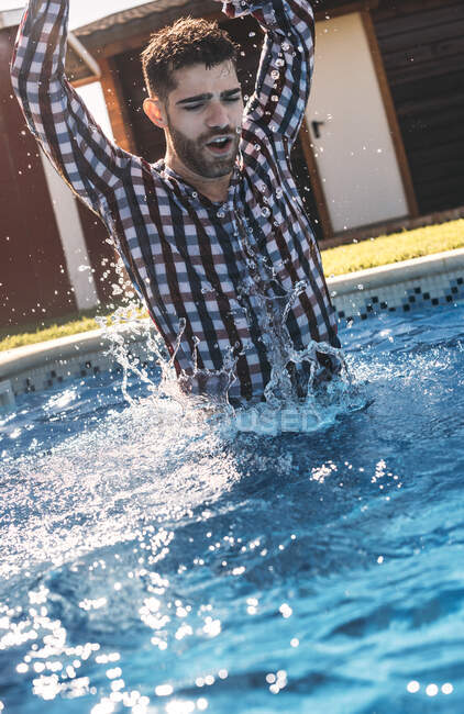 Одягнений чоловік у басейні — стокове фото