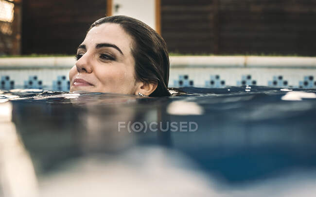 Mujer hermosa en la piscina - foto de stock