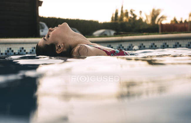 Belle femme dans la piscine — Photo de stock