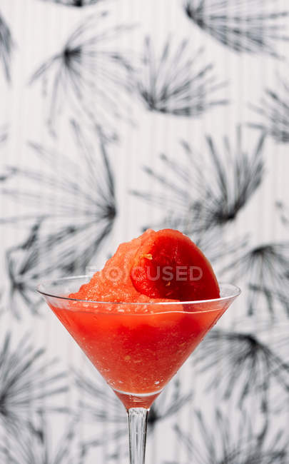 Свежий арбуз Daiquiri, освежающий коктейль в стеклянной чашке на светлом фоне — стоковое фото