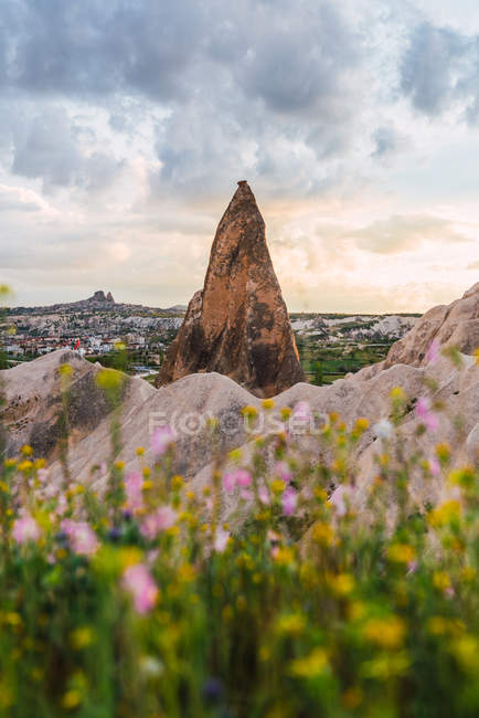 Formações de pedra ásperas localizadas no vale no dia ensolarado na Capadócia, Turquia — Fotografia de Stock