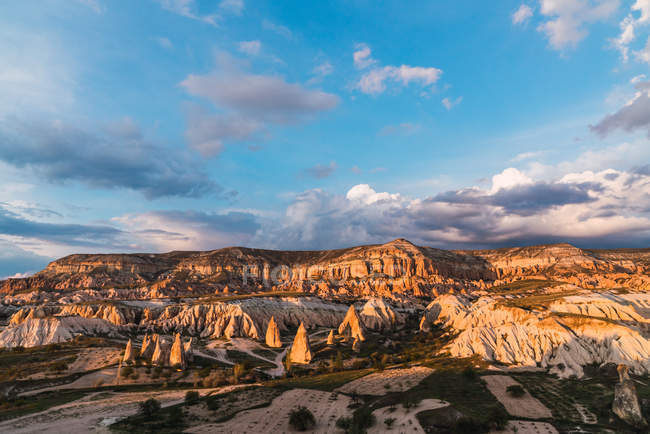 Грубые каменные образования в долине в солнечный день в Каппадокии, Турция — стоковое фото
