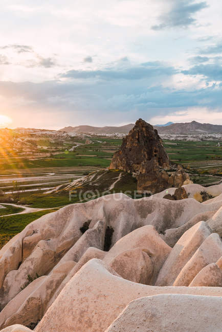 Formations de pierres brutes situées dans la vallée par temps ensoleillé en Cappadoce, Turquie — Photo de stock