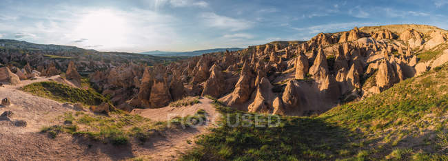 Formations de pierres brutes dans la vallée par temps ensoleillé en Cappadoce, Turquie — Photo de stock