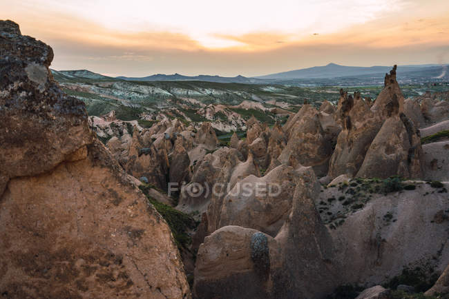 Formaciones de piedra áspera en valle en día soleado en Capadocia, Turquía - foto de stock