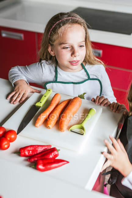 Meninas prontas para começar a preparar salada saudável na cozinha juntas — Fotografia de Stock