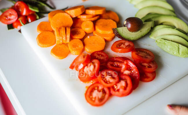 Ampla variedade de vegetais cortados maduros para cozinhar salada saudável na cozinha — Fotografia de Stock