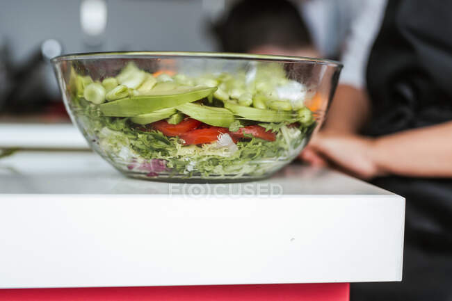 Schüssel mit gesundem Gemüsesalat auf der Arbeitsplatte in der heimischen Küche — Stockfoto