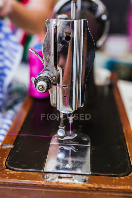 Primer plano de la máquina de coser de metal en el taller - foto de stock