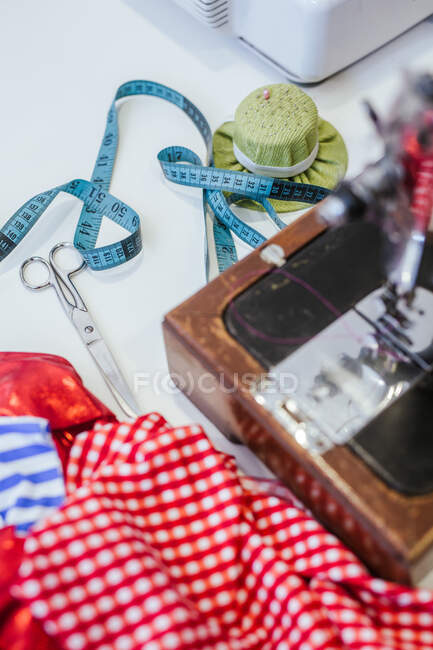 Швейная современная машина в уютной мастерской — стоковое фото