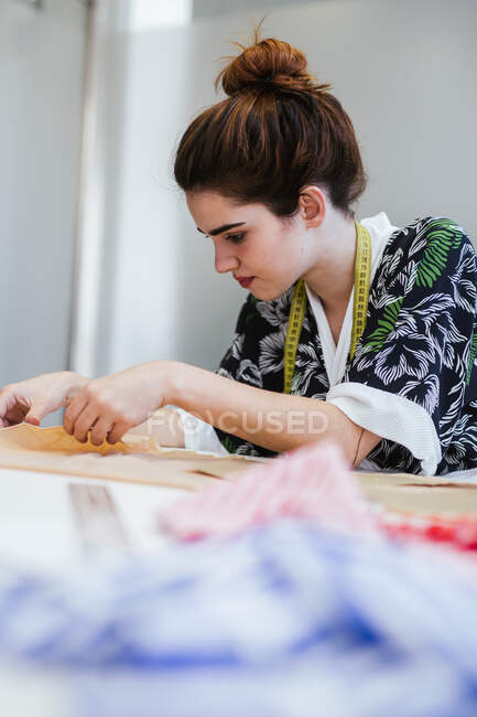 Teenage ragazza studente pratica cucire sulla macchina moderna in laboratorio accogliente — Foto stock