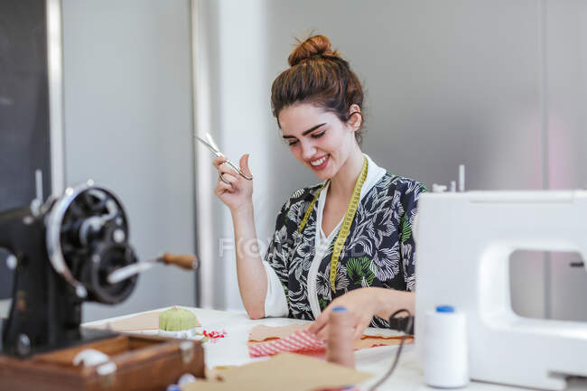 Estudante adolescente praticando costura na máquina moderna em oficina acolhedora — Fotografia de Stock