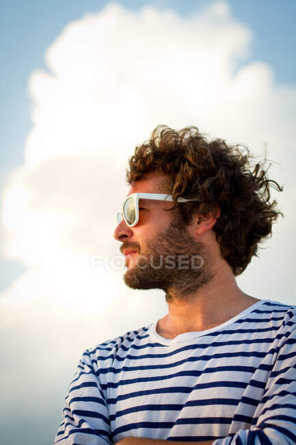 Hombre mirando hacia otro lado en mar turquesa - foto de stock