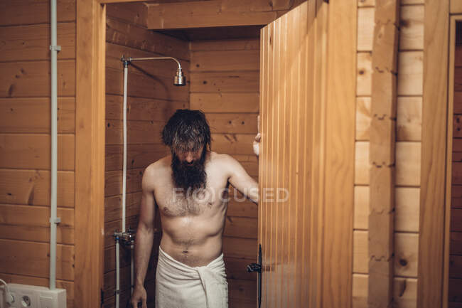 Mann steigt aus der Dusche — Stockfoto
