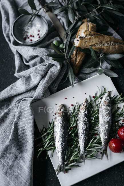 Peixe com especiarias e pão — Fotografia de Stock