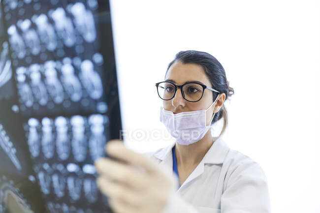 Dentista femenino revisando la radiografía del paciente - foto de stock