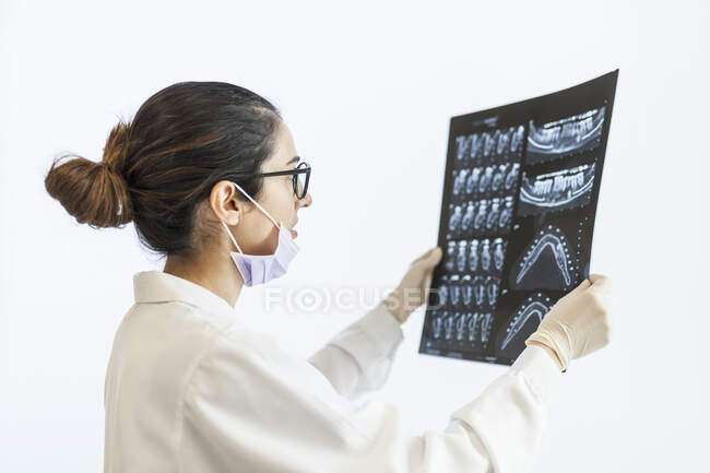 Dentista feminina revendo a radiografia da paciente — Fotografia de Stock