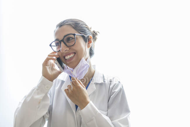 Female dentist talking on the phone — Stock Photo