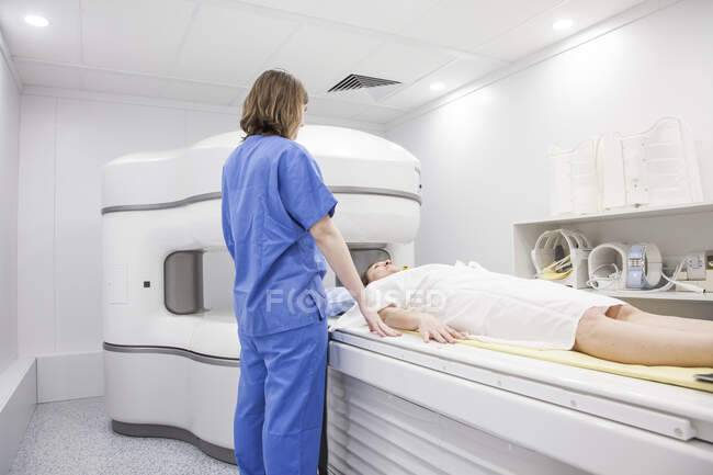 Femme d'âge moyen et son médecin dans une machine ouverte d'IRM attendant le début du test — Photo de stock