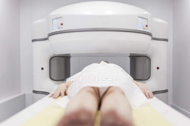 Жінка середнього віку на відкритому магнітно-резонансному апараті чекає початку тесту — стокове фото
