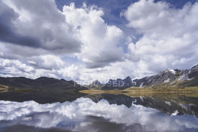 Білі хмари, що плавають над гірським хребтом і спокійним покриттям озера Ембальсе-дель-Касарес в Леон, Іспанія — стокове фото