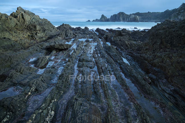 Paisaje marino de Playa de Gueirua con rocas en día brumoso en Asturias, España - foto de stock