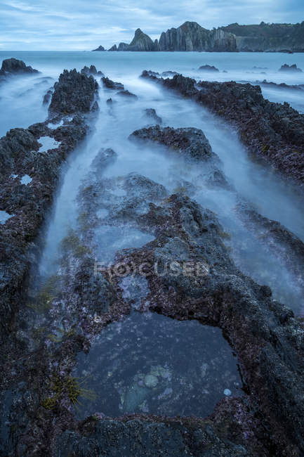 Морський пейзаж Плая-де-Gueirua-Біч з скелями на Туманний день в Астурії, Іспанія — стокове фото