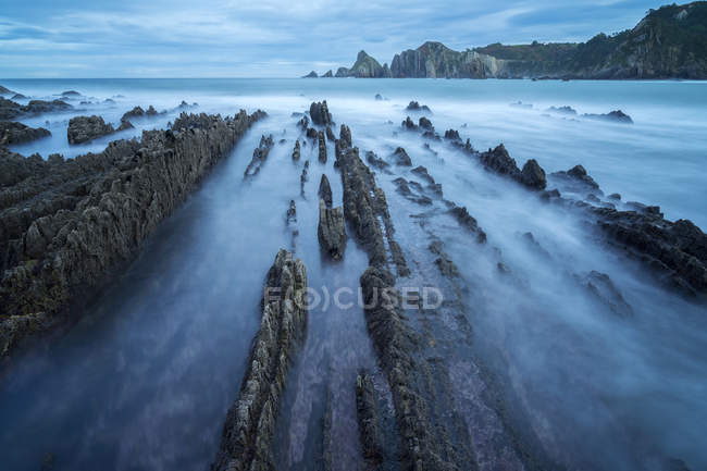 Strand von Playa de Gueirua mit Felsen am nebligen Tag in Asturien, Spanien — Stockfoto