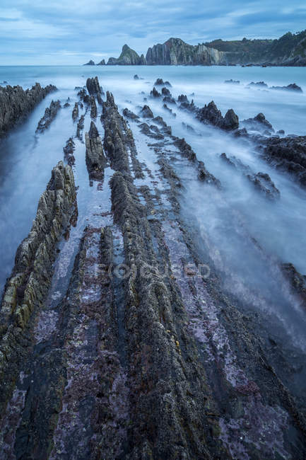 Paisagem marinha da praia de Playa de Gueirua com rochas no dia nebuloso em Astúrias, Espanha — Fotografia de Stock