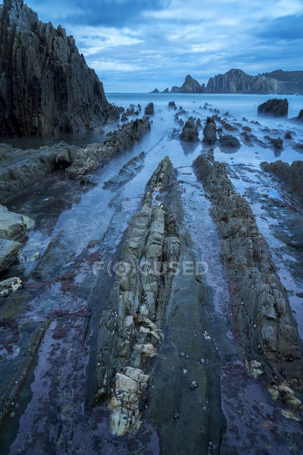 Paisaje marino de Playa de Gueirua con rocas en día brumoso en Asturias, España - foto de stock