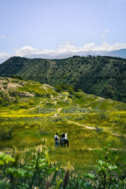Gruppo di amici che camminano su un sentiero in una giornata di sole mentre visitano Granada In Spagna — Foto stock