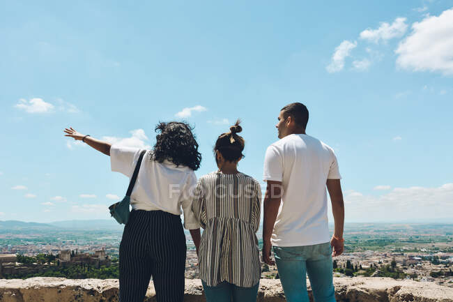 Gruppe von Freunden, die den Tourismus in Spanien betreiben und die Aussicht auf die Alhambra in Granada genießen — Stockfoto