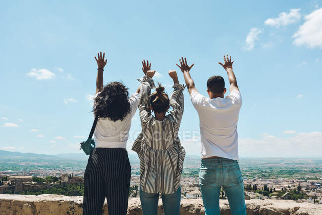 Gruppo di amici che fanno turismo in Spagna e contemplano la vista panoramica dell'Alhambra a Granada — Foto stock