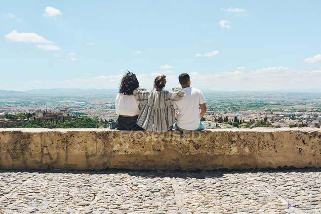 Grupo de amigos fazendo turismo na Espanha e contemplando as vistas panorâmicas da Alhambra em Granada — Fotografia de Stock