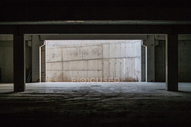 Dentro do edifício de concreto abandonado com colunas — Fotografia de Stock