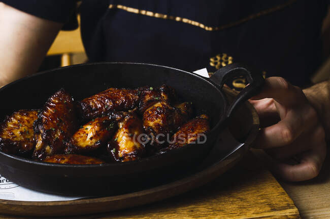 Gebratenes Fleisch in schwarzer gusseiserner Pfanne — Stockfoto