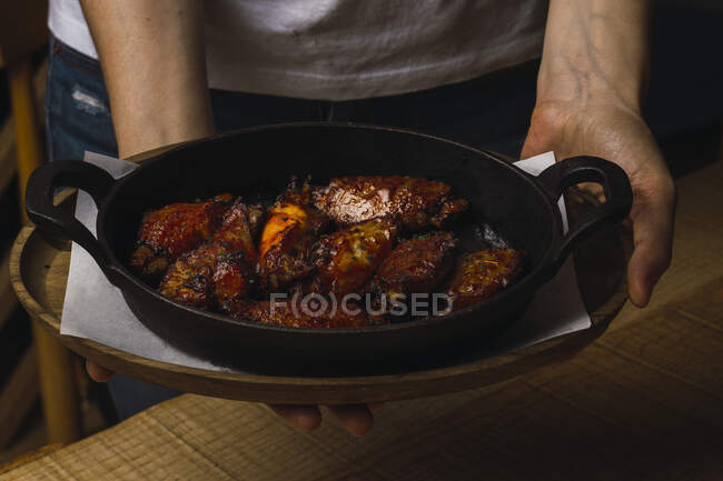 Viande rôtie dans une casserole en fonte noire — Photo de stock