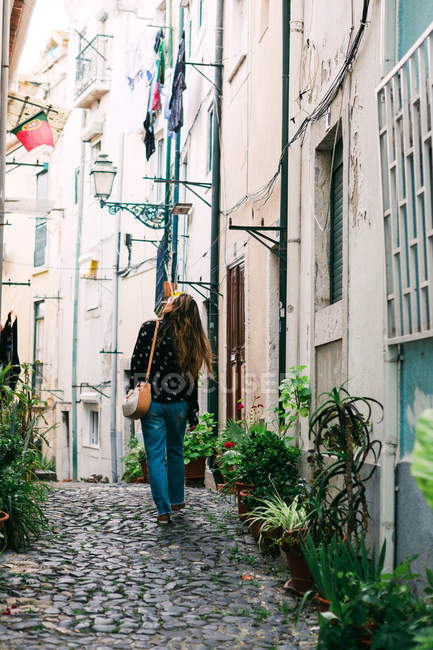 Jeune brune décontractée debout sur la rue pavée de la vieille ville — Photo de stock
