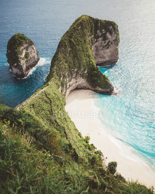 Pintoresco paisaje oceánico con acantilados verdes en la orilla, Bali - foto de stock
