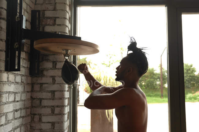 Black shirtless young guy boxing in gym — Fotografia de Stock