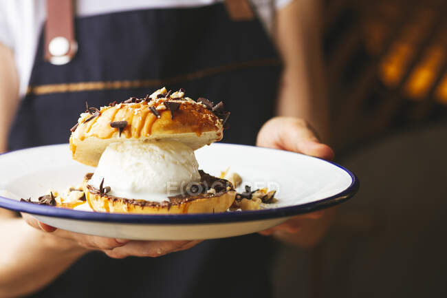 Вкусный сладкий бургер с шоколадными крошками и орехами — стоковое фото