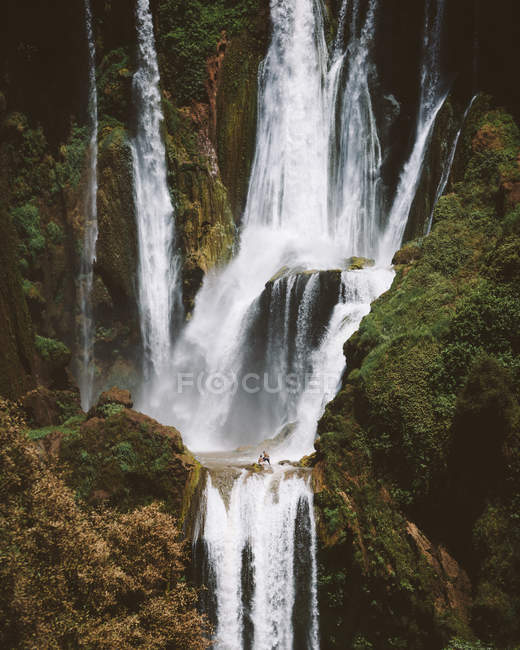 Puissante cascade majestueuse sur des falaises vertes, Maroc — Photo de stock
