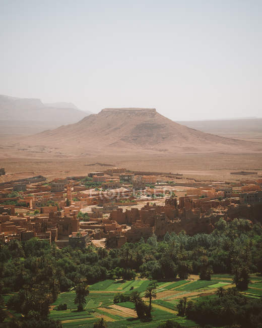 Vista pitoresca do parque verde e da cidade velha em terra deserta de Marrocos — Fotografia de Stock