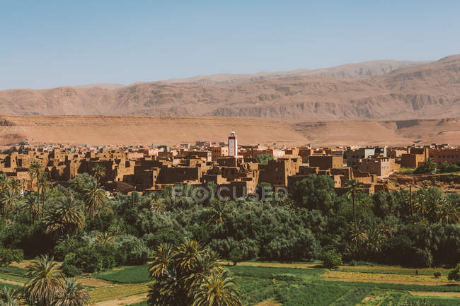 Vista pitoresca do parque verde e da cidade velha em terra deserta de Marrocos — Fotografia de Stock