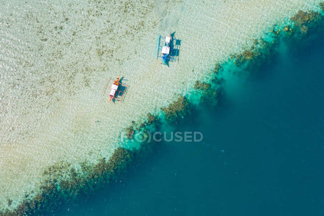Vista aerea di barche ormeggiate su fondali bassi di spiaggia sabbiosa — Foto stock