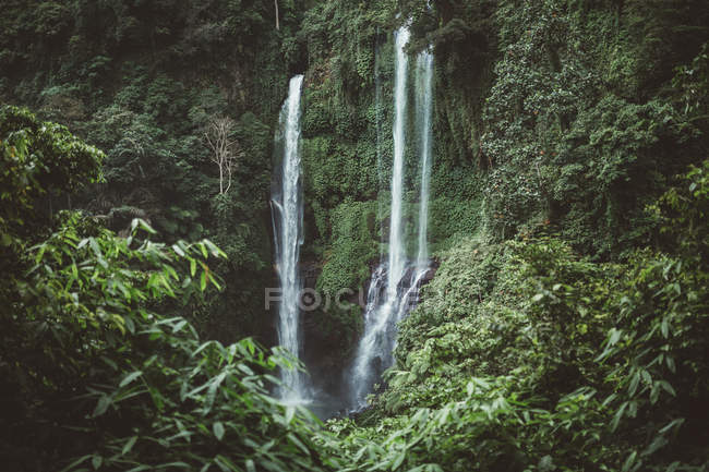 Hohe grüne Klippen mit Wasserfall, Bali — Stockfoto