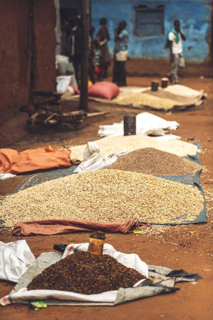 Piles of fresh grain placed on blankets on marketplace in Ethiopia — Stock Photo