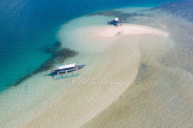 Вид с воздуха на лодки на мелководье — стоковое фото