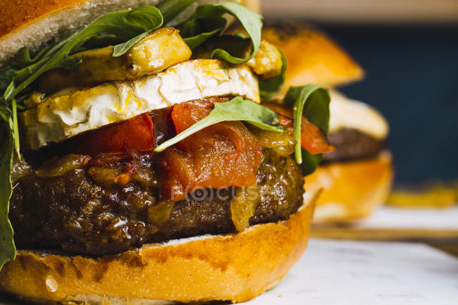 Gros plan de délicieux hamburger juteux sur la table — Photo de stock