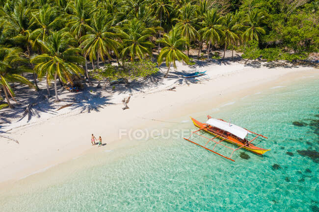 Vista aérea de la isla tropical con agua azul - foto de stock